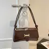 Bolso bandolera pequeño cuadrado de alta gama retro, moda casual de tendencia para el otoño de 2026, diseño simple, bolso para debajo del brazo para mujer