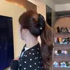 Pinza Banana Plegada de Lunares Etiqueta Dorada Estilo Coreano para Mujer, Realza el Volumen del Cabello, Pinza para Cola de Caballo Vertical, Accesorio para el Cabello Versátil y de Moda