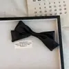 Grampo de Cabelo Elegante com Laço de Couro e Clipe Jacaré para Mulheres, Novo Estilo Doce de Alta Qualidade 2026 para Outono e Inverno
