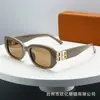 2025 Nuevo Estilo Cuadrado Marco Pequeño Decoración de Letras Lujo Ligero Alto Nivel Polarizados Gafas de Sol para Mujer Gafas de Sol con Tono Cambiante