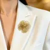 Broche Floral Hueco de Doble Capa Transfronterizo Europeo y Americano, Pin Floral de Lujo Ligero de Alta Gama, Accesorio Sencillo y Elegante para Trajes y Abrigos