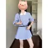 Conjunto de verão, um conjunto completo de camisa de lapela listrada azul e branca estilo coreano e calça saia plissada, pode ser fresco ou doce, conjunto de duas peças para mulheres