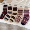 Calcetines de Felpa Rayados Retro Cálidos para Otoño e Invierno para Mujer, Calcetines Medios Espesos de Felpa de Visón Empalmados por Color, Calcetines Suaves, Cerosos, Esponjosos para el Suelo