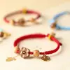 Pulseira Pequena Flor de Madeira de Pessegueiro Natural, Pulseira de Flor de Pessegueiro Tecida à Mão, Fio Vermelho para o Ano de Nascimento, Presente Elegante para Namorada ou Melhor Amiga