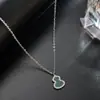 Collar de plata de ley S925 bañado en cobre con colgante de calabaza de concha blanca microincrustada para mujer, exquisito colgante de calabaza pequeña de ágata negra y roja al por mayor