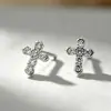 Serie de aretes de siete días: Pendientes en forma de cruz con pasadores de plata S925, súper texturizados, llenos de diamantes, zirconia elegante, cuidado de perforaciones en la oreja