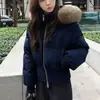 Chaqueta de Algodón Acolchada Corta de Terciopelo Negro Plus para Mujer Invierno 2026 Nuevo Estilo Petite Grande Cuello de Piel Caliente Abrigo de Algodón Moderno