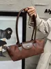 Bolso de hombro tipo baguette de gamuza patchwork, ligero y lujoso, estilo retro para mujer, nueva colección de otoño 2026, que irradia un ambiente sofisticado y elegante, perfecto para ir al trabajo
