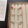 Un Pendiente Versátil de Dos Formas de Llevar con un Diseño Creativo, Presentando Perlas de Tulipan Suaves y Dulces, Adecuado para Estilo de Vacaciones y Uso Diario