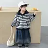 2146 Conjunto de Sudadera con Capucha para Niños 2026 Otoño Nuevo Estilo Coreano Moda Rayas Top y Jeans Conjunto de Dos Piezas