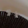 Pendientes de Mariposa Huecos de Aguja Plateada Simples Dulces de Moda Versátiles Pendientes de Botón Lujo Ligero Gama Alta Nicho Pendientes de Personalidad para Mujer