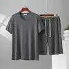 Conjunto informal de dos piezas para hombre con cuello en V, manga corta y pantalones cortos hasta la rodilla, talla grande, adecuado para uso al aire libre, ropa de casa fina de modal de verano