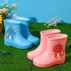 Botas de chuva infantis dinossauro de desenho animado botas de chuva para bebê impermeáveis calçados externos para meninos e meninas de 2 a 7 anos sapatos aquáticos fofos galochas curtas