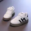 Zapatillas Retro para Niñas Otoño 2025 Nuevos Zapatos de Tabla de Cuero para Niños Zapatos Blancos Niños Medianos y Grandes Zapatos de Entrenamiento Alemanes para Niños