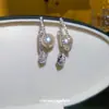Brincos pingente gota de pérola e zircônia de luxo leve estilo francês, brincos versáteis e únicos com um design de nicho para mulheres