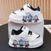 Nuevos Zapatos Infantiles para Niñas y Niños Primavera y Otoño 2026, Zapatos de Piel Blancos, Tenis de Moda Bajos de Dibujos Animados