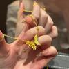 Colar da Moda Novo Estilo Chinês Flor Dourada Borboleta, Elegante Design de Nicho de Luxo Leve, Gargantilha Versátil de Alto Nível para o Dia a Dia