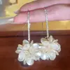 Brincos Longos de Flor Branco Leite Novos Brincos Elegantes Barrocos Pétala Nicho Distintivo Brincos de Alta Qualidade para Mulheres