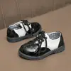 Sapatos Infantis de Couro Primavera e Outono Estilo Quente Estilo Academia para Meninos Sapatos Pequenos de Couro Sapatos de Solado Único Estilo Britânico Preto e Branco de Couro Envernizado para Meninas Sapatos de Princesa
