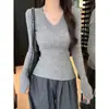 Suéter de tricô estilo coreano com decote V e mangas compridas para mulheres, outono e inverno, estiloso e de caimento justo, adequado como camada base, top elegante