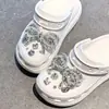 Sapatilha Mary Jane Perfurada de Novo Estilo com Toque de Luxo, Apresentando Embelezamentos Florais, Strass e uma Fivela de Sapato de Laço Destacável