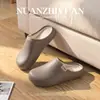 Chinelos impermeáveis de bico em EVA para mulheres, novo estilo 2026 para o inverno, para usar em casa, antiderrapantes, chinelos de algodão com forro de pelúcia para homens