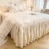 Falda de Cama Estilo Francés de Algodón 100% Estampada Juego de Tres Piezas Estilo Pastoral Flores Pequeñas Falda de Cama de Algodón Puro Agradable a la Piel Borde de Encaje Colcha