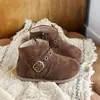 Botas de Cuero Forradas de Felpa para Niños 2026 Otoño Nueva Llegada Botas Cortas para Niñas Estilo Hebilla Metálica para Niñas Botas de Suela Suave Zapatos Casuales Individuales