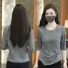 Novo top jacquard cinza de outono com mangas médias, estiloso e emagrecedor para mulheres, com detalhe torcido, camisa base versátil e da moda