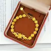 Pulsera de floración estilo mismo oro bañado en cobre para mujeres, nicho, sensación de alta gama, rama de flor de rosa imitación oro y adorno de mano de hoja