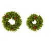 Corona artificial de pino de cabeza plana con follaje denso, bayas rojas artificiales tridimensionales y piñas, esquema de color navideño fresco clásico para fiestas