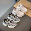 Sapatos para Meninos 2025 Verão Novo Modelo Tênis Esportivo Respirável de Malha para Meninos Mais Velhos com Fivela Giratória Sapatos de Pai
