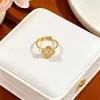 Pulseira de trevo de quatro folhas, acessórios de joias por atacado europeus e americanos, joias para iniciantes, acessórios de mão femininos, item de luxo leve mais vendido, aço inoxidável 18K