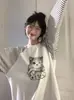 Camiseta Divertida com Estampa de Gatinho Costura em Cor Contrastante Gola Redonda Manga Longa para Mulheres 2025 Nova Moda Versátil Casual Top Ins