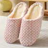 Novas Pantufas Internas Estilo Japonês Silenciosas de Bolinhas para Piso de Madeira em Casa Antiderrapantes para Casal Homens e Mulheres Tamanho Grande de Algodão