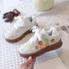 Zapatillas Deportivas para Niños 2026 Otoño Nuevo Estilo Femeninas Elegantes Zapatos de Plataforma con Flores Zapatos Casuales para Niños Suela Suave Zapatos de Entrenamiento Alemanes Modernos