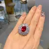 Nuevo Estilo Europeo y Americano Vintage 2023 Imitación Corindón Rojo Incrustado con Diamante Moda Colgante Pendientes Anillo Juego de Joyería para Mujeres