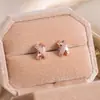 Arete de Clip para Oreja Cruz de Diamante Brillante Sin Perforación para Mujer Uso Diario Versátil de Alta Gama Moda de Nicho Pendiente