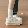 Tênis de lona com sola grossa feminino, tênis brancos que aumentam a altura, novo modelo outono 2026, respirável, adequados para combinar com saias, tênis casuais com estampa de estrela para estudantes