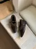 Primeiro Encontro com os Sapatos Peludos de Estilo Retro Francês para Mulheres, Mocassins Slip-On de Pelúcia para Outono e Inverno com Decoração de Corrente de Metal, Quentes e Confortáveis