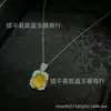 Colgante bañado en plata con calcedonia verde hielo y ágata blanco, forma cuadrada pequeña, cadena para la clavícula de lujo ligero, disponible para venta al por mayor
