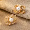 Brincos Pingente Letra Cc Inlaid em Resina com Pérola Imitação e Strass da Qingdao Daiwei Jewelry São Adequados para Uso Diário Feminino