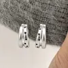 Aretes negros de lunares estilo coreano, con diseños de moño y florales, aretes de aro en forma de C, un estilo fresco y simple, disponibles en múltiples diseños