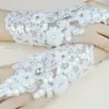 Guantes sin dedos de encaje de malla hueca cortos con correa y diamantes para el vestido de novia de Elia Bride