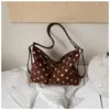 Bolso de mano de moda retro de lunares para mujer, nuevo bolso versátil de gran capacidad para el otoño e invierno de 2026, para ir al trabajo, de hombro y cruzado