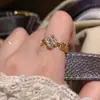 Anel de trevo de quatro folhas~cheio de diamantes de zircônia, anel aberto ajustável para o dedo indicador, novo estilo de nicho anel de folha da sorte para mulheres