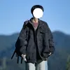 Chaqueta de cuero retro estilo americano, color café, corte holgado, con cuello alto, adecuada para hombres en primavera y otoño, que irradia un ambiente sofisticado y elegante, reminiscentes del cuero Tiffany