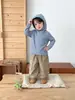 Elegante atuendo de otoño para bebés niños: conjunto nuevo de sudadera con capucha a rayas y pantalones cargo de camuflaje