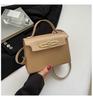 Bolsa Pequena Quadrada Simples Kelly Primavera e Verão 2025 Aba Transversal de Ombro para Trabalho Cores Doces Bolsa Elegante de Mão para Mulheres