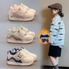 Zapatos para caminar de bebé, zapatos funcionales de cuero para niños pequeños con velcro, tenis antideslizantes para niños, zapatos deportivos de suela blanda para niñas